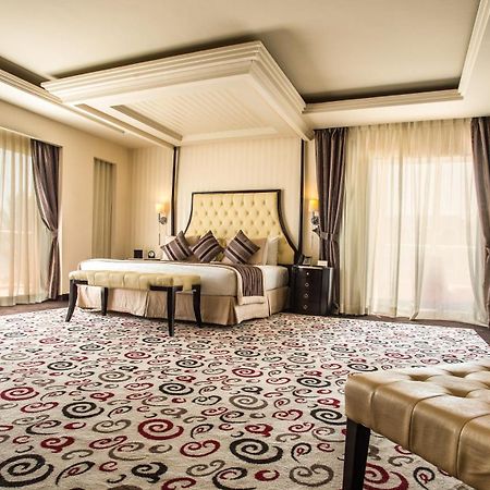Premier Le Reve Hotel & Spa (Adults Only) Hurghada Exterior photo A carpet in a hotel room